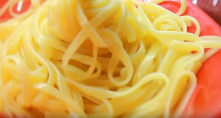 Jeter les spaghettis dans une passoire.