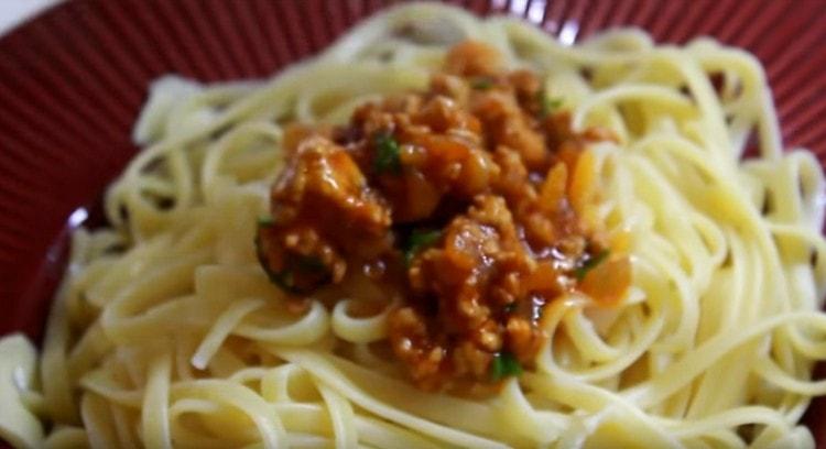 Espaguetis con carne picada y pasta de tomate listos.