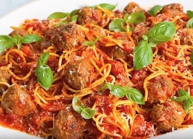 Nous cuisinons de délicieux spaghettis avec des boulettes de viande selon une recette pas à pas avec photo.