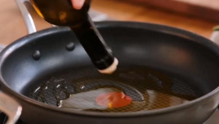 Dans une casserole, faites chauffer un peu d'huile d'olive.