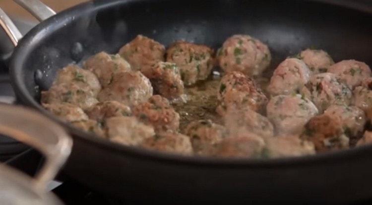 Faire frire les boulettes de viande.