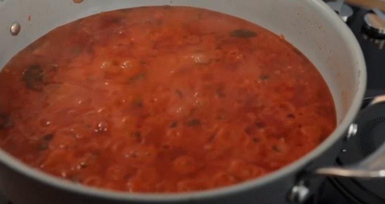 Dodajte rajčicu nasjeckanu u blenderu i sve zajedno pirjajte.