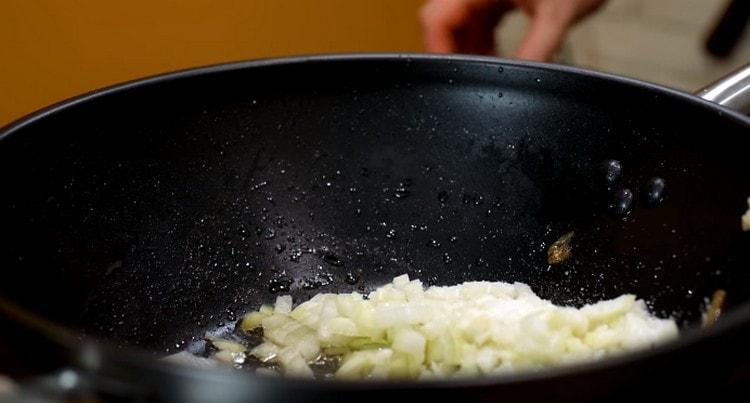 Pour préparer la sauce, passez d'abord les légumes finement hachés dans la casserole.