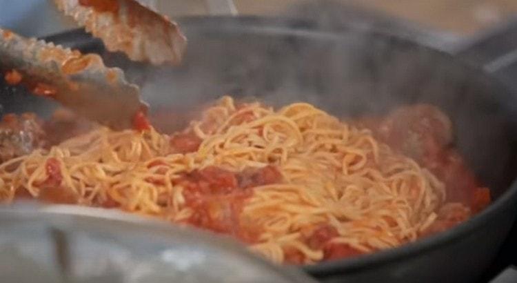 Au bout de 10 minutes, ajoutez des spaghettis presque prêts à la sauce.