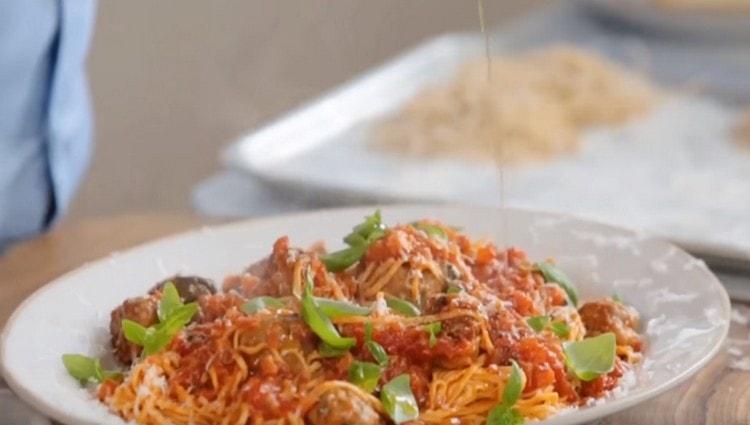 Lorsque vous servez des spaghettis avec des boulettes de viande, vous pouvez toujours saupoudrer de parmesan et peindre avec des feuilles de basilic.