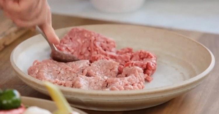 Pomiješajte goveđe i svinjsko mljeveno meso.