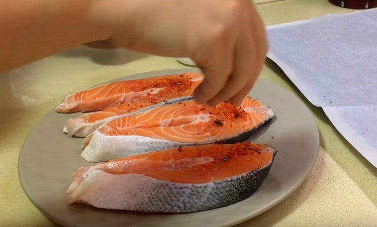 Sazone los filetes con una mezcla de pimientos.