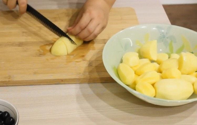 Cut the potatoes into slices.