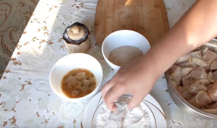 Roll each piece of pike perch in flour.