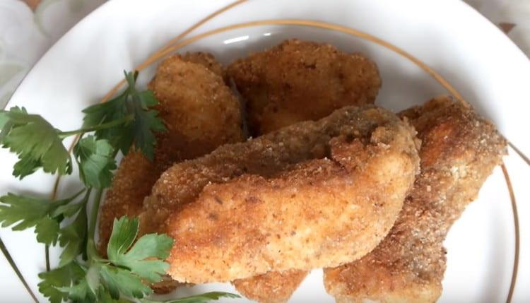 The pike perch in batter will please with a crisp and tender meat inside.