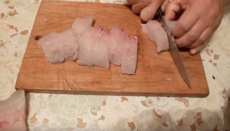 We cut the pike perch into portioned slices.