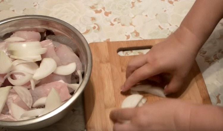 Add the onion sliced ​​in half rings to the fish.