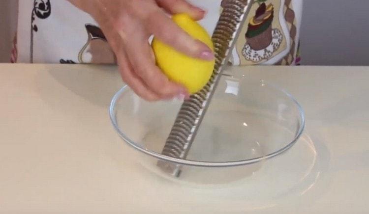 On a fine grater rub the zest of lemon.