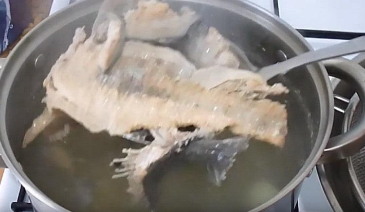 Sacamos el pescado terminado del caldo, separamos los huesos.