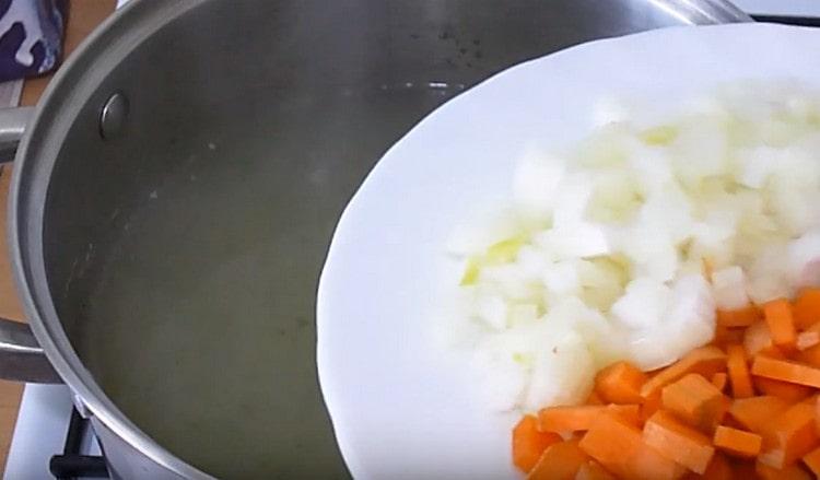 Agregue zanahorias y cebollas.