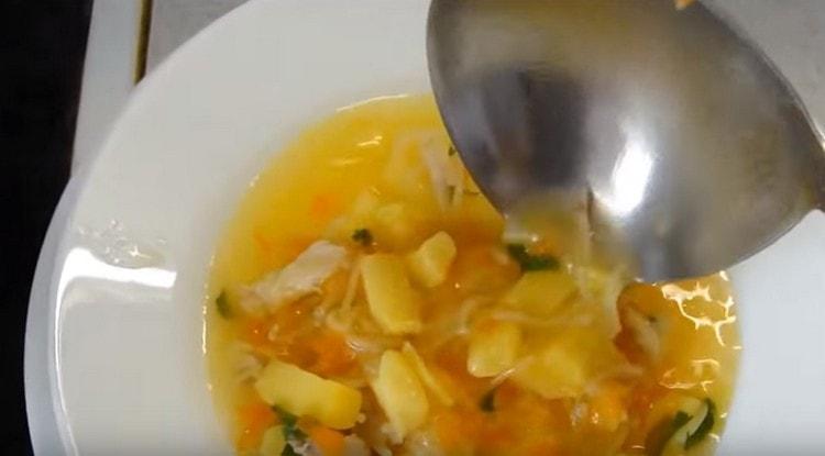 Une soupe avec des pâtes et des pommes de terre peut être servie.