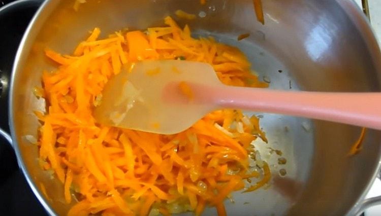 Cocinar en aceite vegetal de cebollas y zanahorias.
