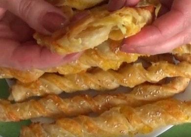 We bake cheese sticks from puff pastry according to a step by step recipe with a photo.