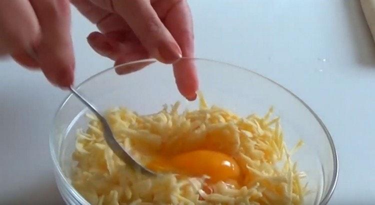 Agregue el huevo al queso y mezcle.