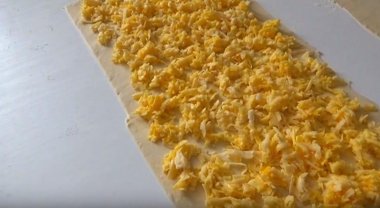 Po vrhu jednog komada tijesta raspoređujemo sir.