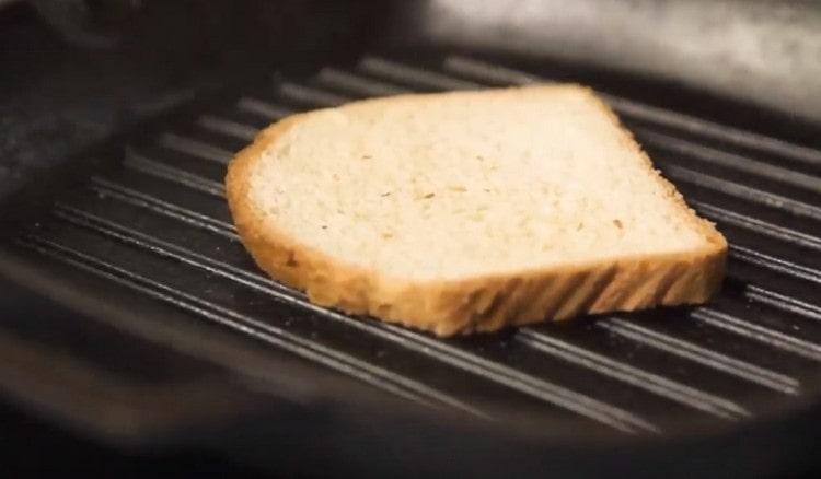 In a pan, grill the bread.