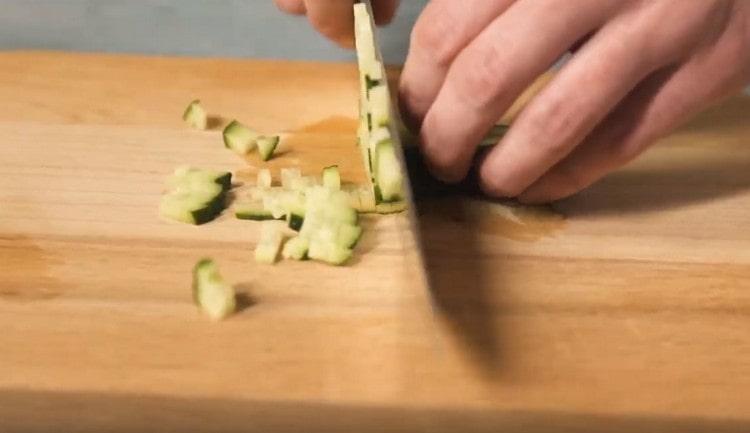 Couper le concombre en dés.