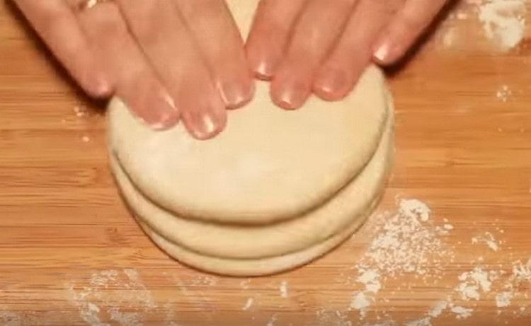 Nous mettons les gâteaux les uns sur les autres en versant la farine avec de l’amidon et en pétissant avec les mains.