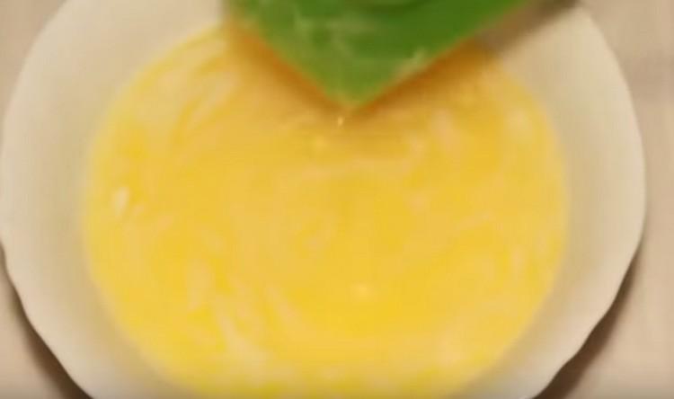 Derrita la mantequilla por adelantado.