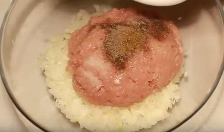 Agregue la cebolla picada, sal, pimienta, zira a la carne picada y mezcle.