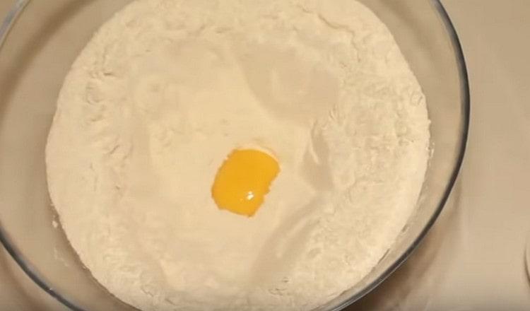 Agregue la yema de huevo a la harina.