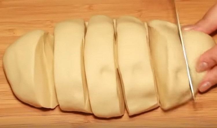 Divide the dough into 6 equal parts.