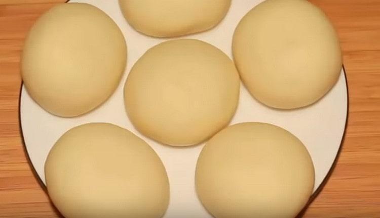 Roll out a ball from each piece of dough, put them on a plate and send them to the refrigerator.