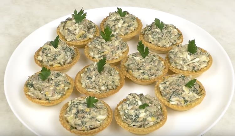 When serving tartlets with cod liver, you can garnish with parsley leaves.