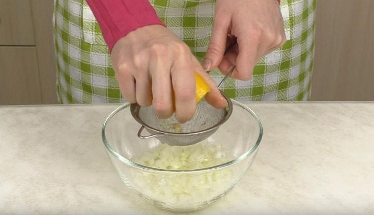 Exprima el jugo de limón a la cebolla.