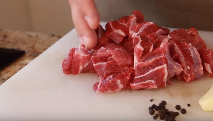 Para preparar la masa, corta la carne en rodajas.