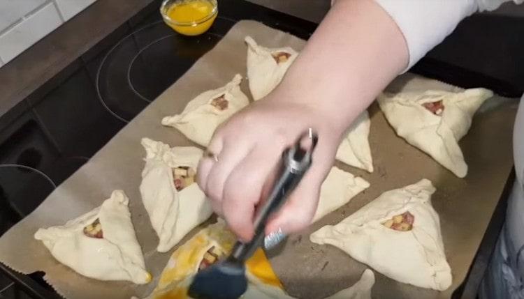 Before sending to the oven, grease the pies with whipped yolk.