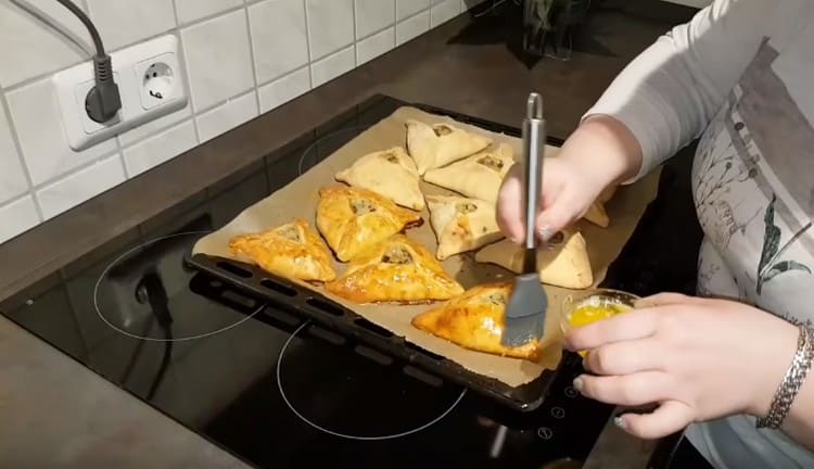 Graisser les produits finis avec du beurre fondu.