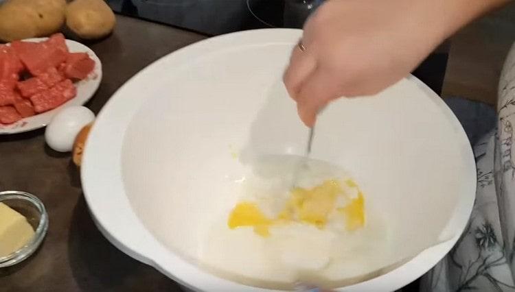 Ajouter le beurre ramolli et la crème sure.