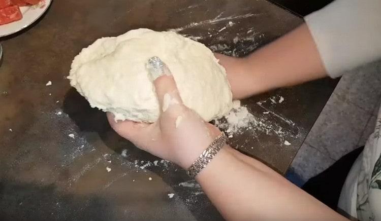 Bien pétrir la pâte avec les mains.