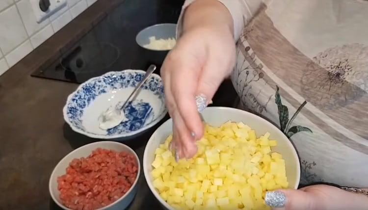 Couper également les pommes de terre et les oignons.