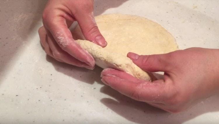 Nous déroulons la pâte avec une couche suffisamment épaisse.