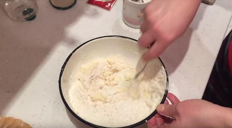 Ajouter la farine et mélanger les ingrédients.