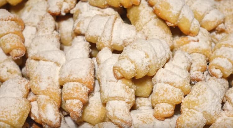 Ready-made curd bagels can be sprinkled with powdered sugar.