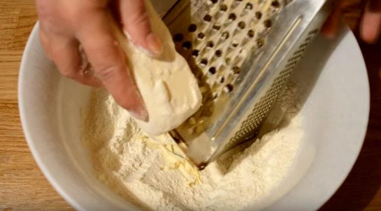 Rallar directamente la mantequilla fría sobre la harina.