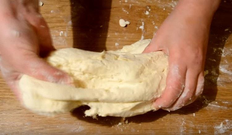 Pétrir rapidement la pâte molle et élastique.