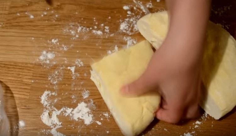 Pour plus de commodité, divisez la pâte en 4 parties.