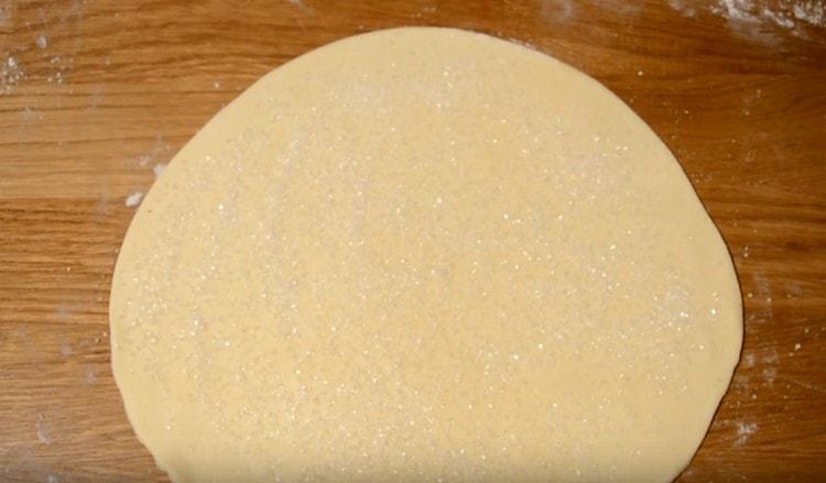 Sprinkle the dough with a mixture of sugar and cinnamon.