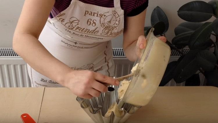 Dans une forme graissée, transférer la pâte et l'envoyer au four.