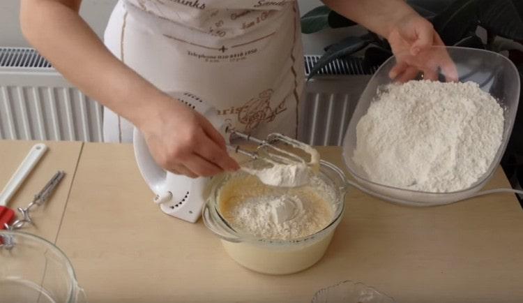 Nous introduisons une partie de la farine dans la pâte.