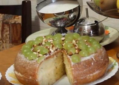 Delicioso pastel de cuajada con pasas en una olla de cocción lenta